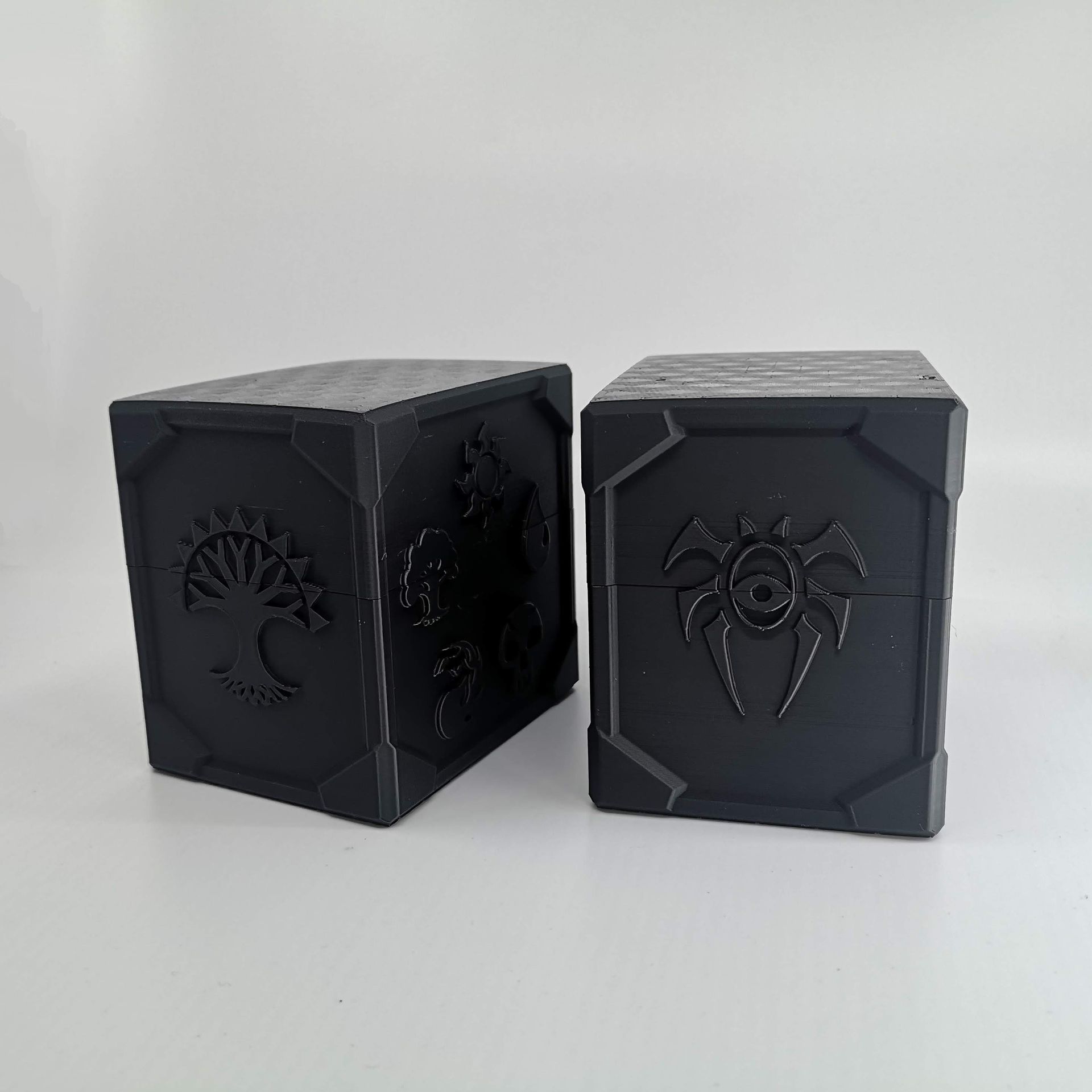 Venchartt Deck Box Boite de rangement jeux de cartes Création en impression 3D personnalisable Boite Jeux de cartes Artisanal Lyon Personnalisé Magic Yu-Gi-Oh! Pokémon Sur mesure Protection